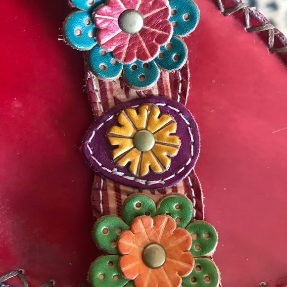 Beautiful Spring Step floral sandals - Picture 3 of 11